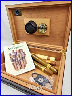 A wooden humidor is a box designed to store cigars at a minimum level of humidit