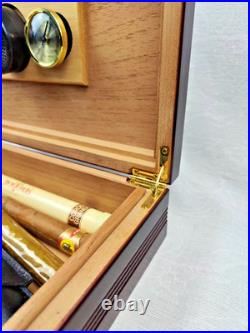 A wooden humidor is a box designed to store cigars at a minimum level of humidit
