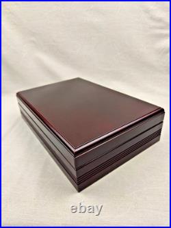 A wooden humidor is a box designed to store cigars at a minimum level of humidit