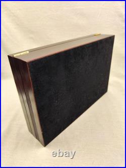 A wooden humidor is a box designed to store cigars at a minimum level of humidit