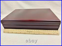 A wooden humidor is a box designed to store cigars at a minimum level of humidit