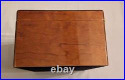 Cigar Humidor with Tobacco Leaf Design Holds 25 Cigars NEW & BOXED