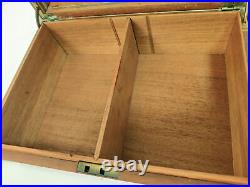Cigar box humidor in cedar wood humidifier