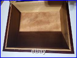 Humidor With G WATTS USA Wood Lined 10 1/4x8 3/4x4 1/2 Cigars Cherry Color