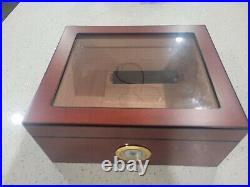 Mantello cigar storage box with glass lid and humidifier. Space for 25-50 cigars